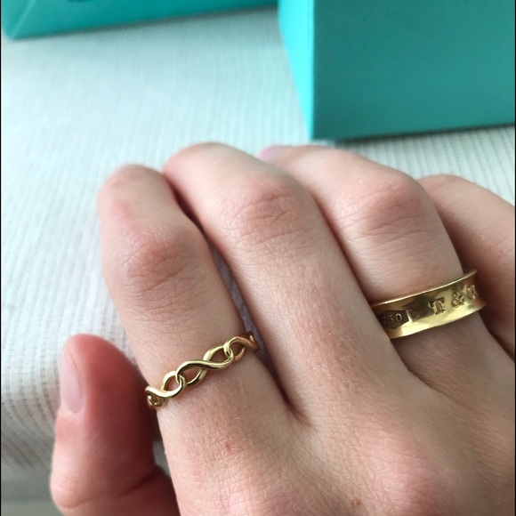 18k Yellow Gold Tiffany & Co. Infinity Ring SOLD - Picture 4 of 7